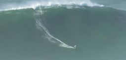 Big Wave Surfer auf der Jagd nach Rekorden in Nazaré
