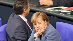 Merkel und Gabriel im Parlament: Der Noch-Außenminister und Noch-Vizekanzler zieht auch in der Weihnachtspause Strippen.