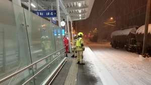 Stromunfall am Bahnhof in St. Johann: Ein 16-Jähriger aus München starb, als er auf einen Güterwaggon stieg und einen tödlichen Stromschlag erlitt.