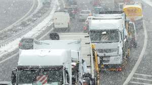Wnterlich bedingter Stau auf der A8