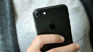 Auch alle iPhones von Apple sind von der Sicherheitslücke in Computerchips betroffen.