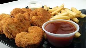 Chicken McNuggets lassen viele Fast-Food-Fans höher schlagen. 