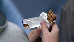 Deutsche Verbraucher konsumieren zunehmend auch süße Snacks wie Müsli- und Cerealienriegeln, Energie- und Fruchtriegel