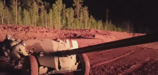 Russische Armee schießt mit Panzerkanone auf brennende Ölquelle
