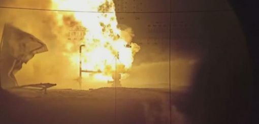 Armee schießt mit Panzerkanone auf brennende Ölquelle