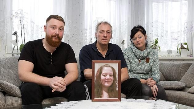 Die Familie hält zusammen: Jessicas Freund Tobias (l.) und ihre Eltern Veiko und Janet Lohse hoffen, dass die 26-Jährige ihr Bewusstsein zurückerlangt