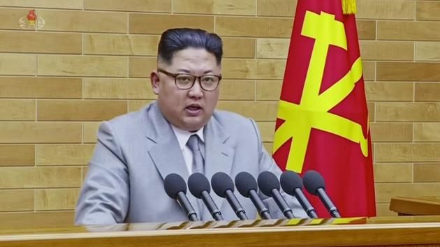 Der nordkoreanische Machthaber Kim Jong Un hält seine Neujahrsansprache in diesem Bild aus einem Video, das die nordkoreanische Regierung herausgegeben hat. Nordkorea kann nach den Worten von Machthaber Kim Jong Un die gesamten USA mit seinen Atomwaffen erreichen.