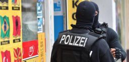 Polizist bei Großrazzia gegen Autoschieber festgenommen