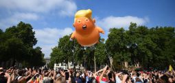 Londoner demonstrieren mit fliegendem Baby-Trump gegen Staatsbesuch
