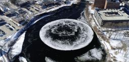 Warum die riesig-runde Eisscholle im Wasser rotiert