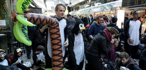 Klimaaktivisten protestieren am Flughafen Tegel