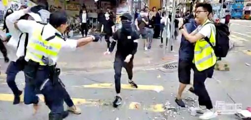 Polizist feuert auf vermummten Demonstranten und verletzt ihn schwer
