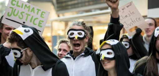 Polizei-Großeinsatz wegen Klimaprotesten am Flughafen Tegel